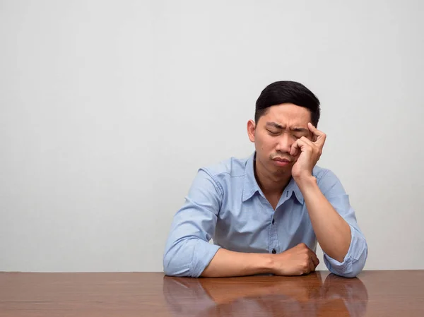 Asiatische Mann Blaues Hemd Sitzt Einsamkeit Tisch Fühlt Sich Erprobt — Stockfoto