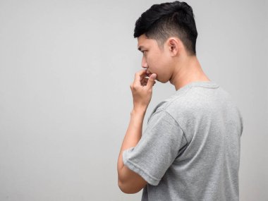 Asyalı adamın portresi. Gri gömlekli. Geri dön. Ciddi duygular izole edilmiş.