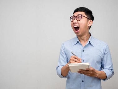 Günlüğü tutan genç işadamı kendini izole edilmiş gibi hissediyor.