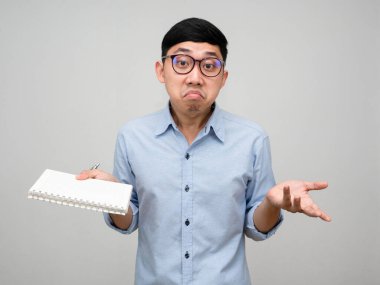 Müdür bey gözlük takıyor, kafası karışık.