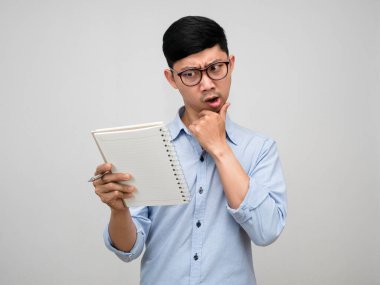 Asyalı işadamı, izole edilmiş elinde süt ürünlerini görünce hayrete düşüyor.