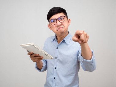 Yönetici, deftere yazan gözlük takıyor ve kendini izole ettiğin için kızgın hissediyor.