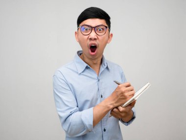 Yönetici, günlüğe gözlük takıyor. Çok kızgın. Münzevi yok diyor.