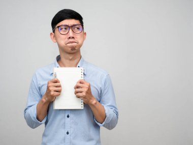 İş adamı, elinde günlüğü tutan gözlük takıyor. Denenmiş ve sıkılmış hissediyor.