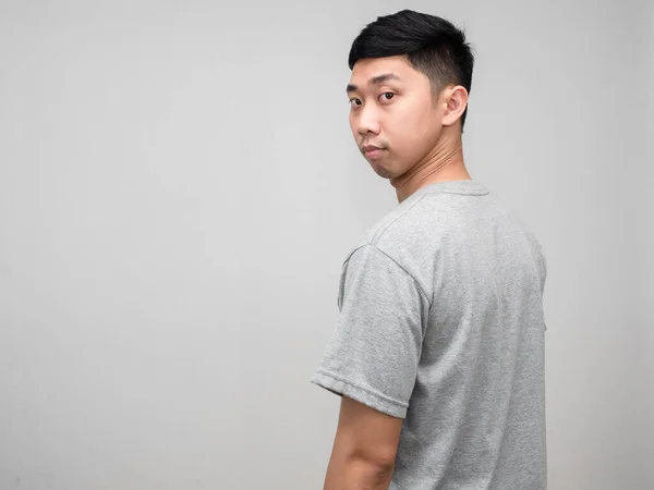 Азиатский Мужчина Серая Рубашка Обеспокоенное Лицо Обернуться Посмотреть Изолированы — стоковое фото