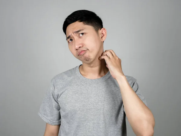 Hombre Tailandés Camisa Gris Siente Preocupado Por Piel Cara Aislada — Foto de Stock