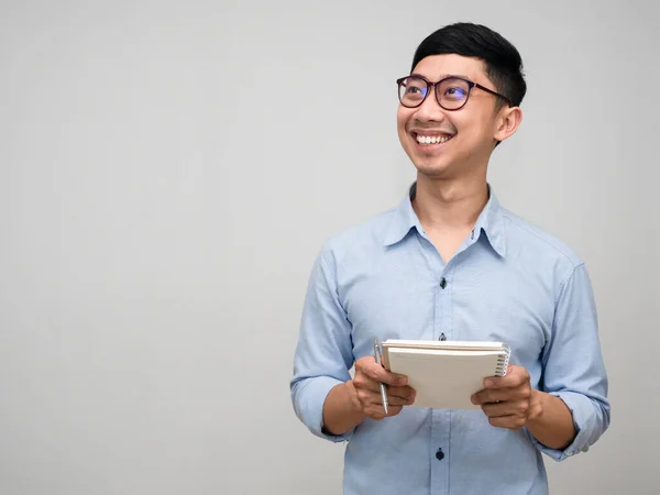 Pozitivní Asijský Podnikatel Nosí Brýle Drží Deník Úsměv Vypadá Izolovaně — Stock fotografie