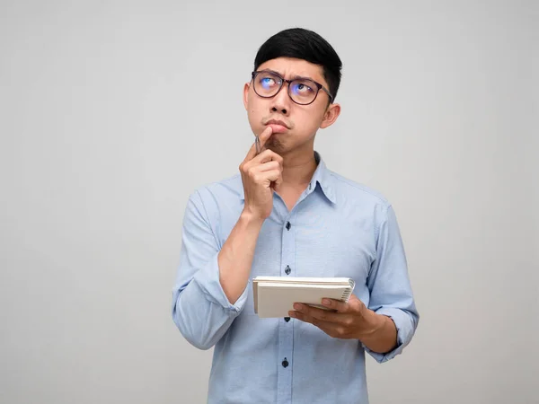 Joven Hombre Negocios Camisa Azul Sosteniendo Gesto Portátil Pensativo Sobre — Foto de Stock