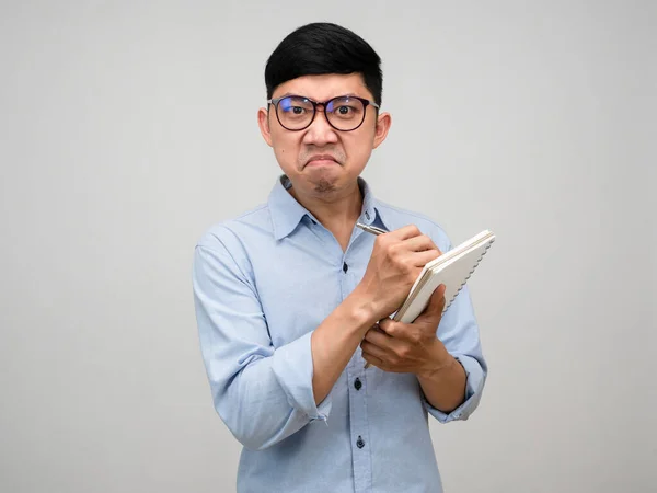 Manažer Muž Nosit Brýle Psaní Notebooku Cítí Naštvaný Při Pohledu — Stock fotografie