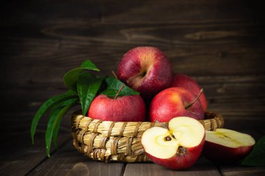 Tahta masada taze kırmızı elmalar