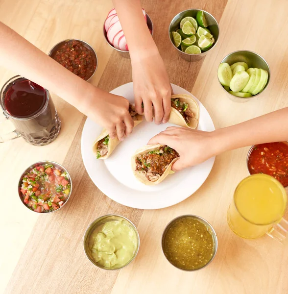 Group People Eating Delicious Tacos Pastor Salsa Variety Ingredients Mexican — Foto Stock