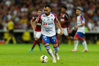 Brasileirao Serie A 2022 'nin bir parçası olarak Brezilya' nın Rio de Janeiro şehrindeki Maracana Stadyumu 'nda oynanan maçta Fortaleza' nın moises of Fortaleza maçı sırasında. Bu oyun, Brasileirao Serie A 'nın 38 raundunun üçüncüsü için geçerlidir.