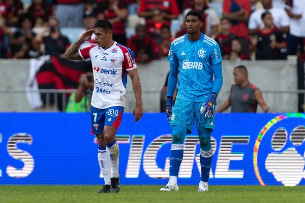 Fortaleza 'lı Robson, Brasileirao Serie A 2022' nin bir parçası olarak Brezilya 'nın Rio de Janeiro şehrindeki Maracana Stadyumu' nda oynanan karşılaşmada attığı golü kutluyor. Bu oyun 38 raundun üçünde geçerlidir.