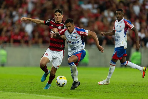 福塔莱萨的罗伯森参加了2022年6月5日在巴西里约热内卢马拉卡纳体育场举行的弗拉门戈与福塔莱萨的比赛 这是2022年巴西意甲联赛的一部分 本场比赛适用于38轮巴西甲组联赛的第三回合 — 图库照片