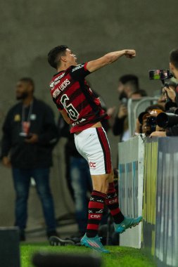 Flamengo 'dan Ayrton Lucas, Brasileirao Serie A 2022' nin bir parçası olarak Brezilya 'nın başkenti Rio de Janeiro' da oynanan karşılaşmada attığı golü kutluyor..
