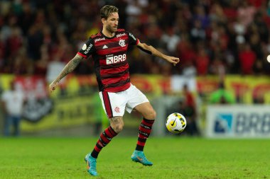 Flamengo 'dan Leo Pereira, Brasileirao Serie A 2022' nin bir parçası olarak Brezilya 'nın Rio de Janeiro kentindeki Maracana Stadyumu' nda oynanan karşılaşma sırasında.