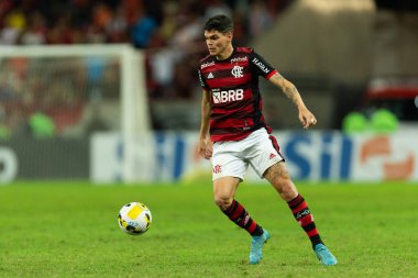 Flamengo 'dan Ayrton Lucas, Brasileirao Serie A 2022' nin bir parçası olarak Brezilya 'nın Rio de Janeiro kentindeki Maracana Stadyumu' nda oynanan karşılaşma sırasında.