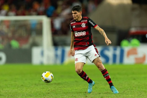 Flamengo 'dan Ayrton Lucas, Brasileirao Serie A 2022' nin bir parçası olarak Brezilya 'nın Rio de Janeiro kentindeki Maracana Stadyumu' nda oynanan karşılaşma sırasında.