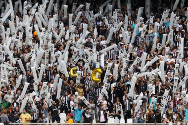 Botafogo ve Fluminense arasındaki maç sırasında Botafogo taraftarları Brasileirao Serie A 2022 Nilton Santos Stadyumu 'nda 26 Haziran 2022 tarihinde Brezilya' nın Rio de Janeiro kentinde oynanmıştır..