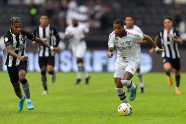 Brasileirao Serie A 2022 'nin bir parçası olarak Brezilya' nın Rio de Janeiro kentindeki Nilton Santos Stadyumu 'nda oynanan Botafogo ve Fluminense maçında Fluminense takımından Caio Paulista.
