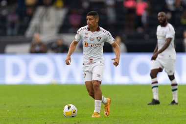 Brasileirao Serie A 2022 'nin bir parçası olarak Botafogo ve Fluminense arasındaki maç sırasında Fluminense' den Andre Trindade, 26 Haziran 2022 'de Brezilya' nın Rio de Janeiro şehrinde Nilton Santos Stadyumu 'nda oynanmıştır..