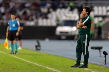 Fluminense takımından Fernando Diniz, Brasileirao Serie A 2022 'nin bir parçası olarak Botafogo ve Fluminense arasında oynanan maç sırasında 26 Haziran 2022' de Brezilya 'nın Rio de Janeiro şehrinde Nilton Santos Stadyumu' nda oynanmıştır..