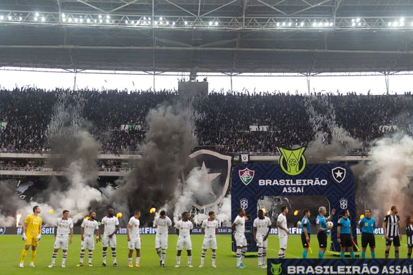 Botafogo ve Fluminense arasındaki maç sırasında Botafogo taraftarları Brasileirao Serie A 2022 Nilton Santos Stadyumu 'nda 26 Haziran 2022 tarihinde Brezilya' nın Rio de Janeiro kentinde oynanmıştır..