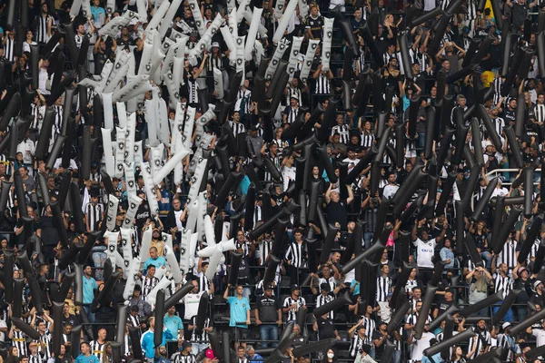 Botafogo ve Fluminense arasındaki maç sırasında Botafogo taraftarları Brasileirao Serie A 2022 Nilton Santos Stadyumu 'nda 26 Haziran 2022 tarihinde Brezilya' nın Rio de Janeiro kentinde oynanmıştır..