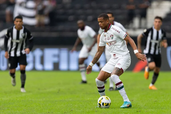 Brasileirao Serie A 2022 'nin bir parçası olarak Brezilya' nın Rio de Janeiro kentindeki Nilton Santos Stadyumu 'nda oynanan Botafogo ve Fluminense maçında Fluminense takımından Caio Paulista.