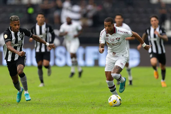 Brasileirao Serie A 2022 'nin bir parçası olarak Brezilya' nın Rio de Janeiro kentindeki Nilton Santos Stadyumu 'nda oynanan Botafogo ve Fluminense maçında Fluminense takımından Caio Paulista.