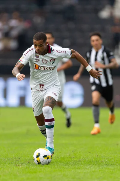 Brasileirao Serie A 2022 'nin bir parçası olarak Brezilya' nın Rio de Janeiro kentindeki Nilton Santos Stadyumu 'nda oynanan Botafogo ve Fluminense maçında Fluminense takımından Caio Paulista.