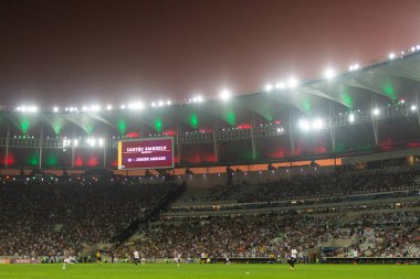Fluminense taraftarları, Brasileirao Serie A 2022 'nin bir parçası olarak Brezilya' nın Rio de Janeiro kentindeki Maracana Stadyumu 'nda oynanan Fluminense ve Korintliler maçını kutluyorlar..