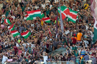 Fluminense taraftarları, Brasileirao Serie A 2022 'nin bir parçası olarak Brezilya' nın Rio de Janeiro kentindeki Maracana Stadyumu 'nda oynanan Fluminense ve Korintliler maçını kutluyorlar..