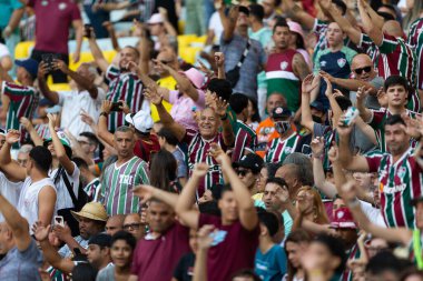 Fluminense taraftarları, Brasileirao Serie A 2022 'nin bir parçası olarak Brezilya' nın Rio de Janeiro kentindeki Maracana Stadyumu 'nda oynanan Fluminense ve Korintliler maçını kutluyorlar..