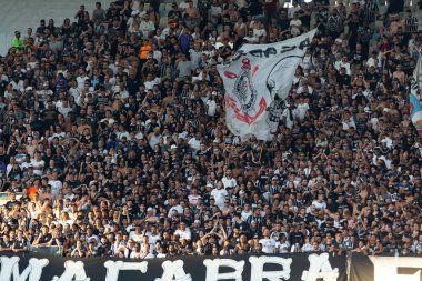 Korintliler, Brezilya 'nın Rio de Janeiro kentindeki Maracana Stadyumu' nda oynanan Brasileirao Serie A 2022 karşılaşmasında Fluminense ve Korintliler arasında oynanan karşılaşmayı kutluyorlar..