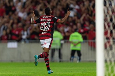 Flamengo 'dan MAtheus FRANCA, Copa Libertadores 2022' nin bir parçası olarak Brezilya 'nın Rio de Janeiro kentindeki Maracana Stadyumu' nda oynanan maçta attığı golü kutluyor..