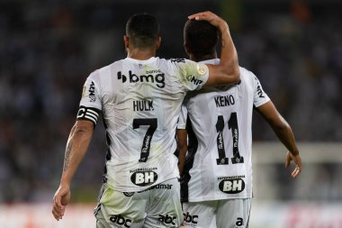 Atletico-MG 'den KENO ve HULK, Brasileirao Serie A 2022' nin bir parçası olarak Botafogo ve Atletico-MG arasında oynanan karşılaşmada 17 Temmuz 2022 'de Brezilya' nın Rio de Janeiro kentinde oynanan golü kutluyorlar..