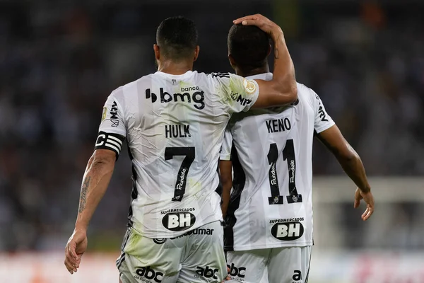 Atletico-MG 'den KENO ve HULK, Brasileirao Serie A 2022' nin bir parçası olarak Botafogo ve Atletico-MG arasında oynanan karşılaşmada 17 Temmuz 2022 'de Brezilya' nın Rio de Janeiro kentinde oynanan golü kutluyorlar..