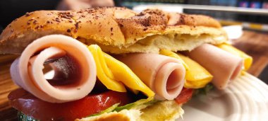 Tahta kesme tahtasında peynirli ve sosisli sandviç. seçici odak.