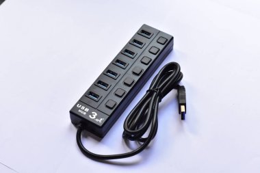 Merkez altı port usb 3.0 superspeed siyah 5 volt güç bağlantı klavyesi fare flaş diski için beyaz arkaplan. Usb bağlı değil.