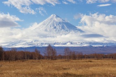 Kamçatka Yarımadası. - Rusya. Klyuchevskaya sopka volkanı. (4800 m) Avrasya 'nın en yüksek aktif volkanıdır..