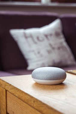 Oturma odasında ses kontrollü akıllı hoparlör