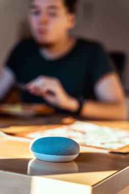 Oturma odasında ses kontrollü akıllı hoparlör