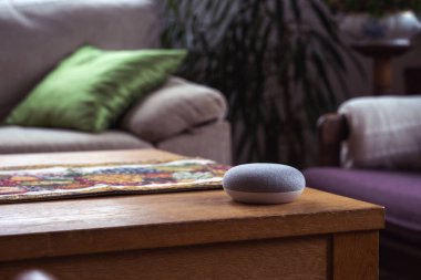 iç ev ortamında ses kontrollü akıllı hoparlör. 