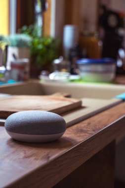 iç ev ortamında ses kontrollü akıllı hoparlör. 