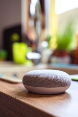 iç ev ortamında ses kontrollü akıllı hoparlör. 