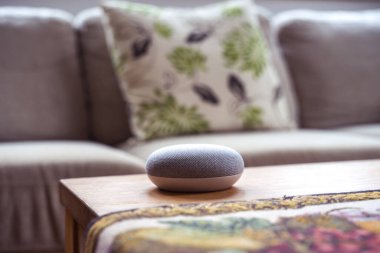 iç ev ortamında ses kontrollü akıllı hoparlör. 
