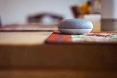 iç ev ortamında ses kontrollü akıllı hoparlör. 