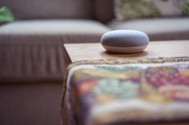 iç ev ortamında ses kontrollü akıllı hoparlör. 