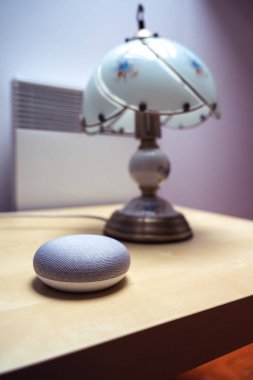 iç ev ortamında ses kontrollü akıllı hoparlör. 